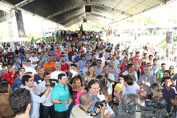 Milhares de pessoas participam da festa de aniversário do senador Wilder Morais, no domingo
