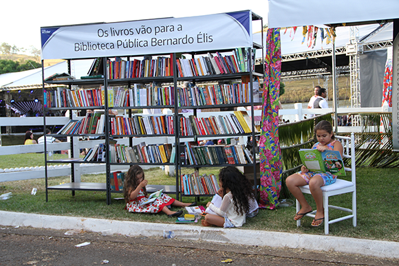 Senador Wilder recebeu livros de presente: parlamentar montou biblioteca para Bernardo Élis