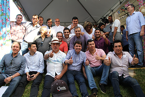 Wilder ao lado de amigos: festa do senador é recorde com presença de 170 prefeitos e gestores
