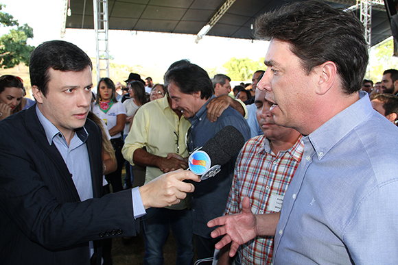 Senador Wilder Morais concedendo entrevista a TV Serra Dourada