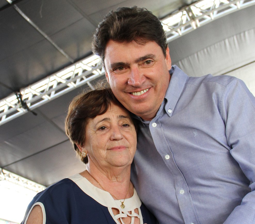 Wilder Morais e a mãe dona Angélica durante a festa: demontração de gratidão