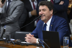 Senador Wilder Morais durante audiência pública em comissão do Senado